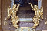 Éléments de l'exposition du tabernacle du maître-autel : deux statuettes d'anges