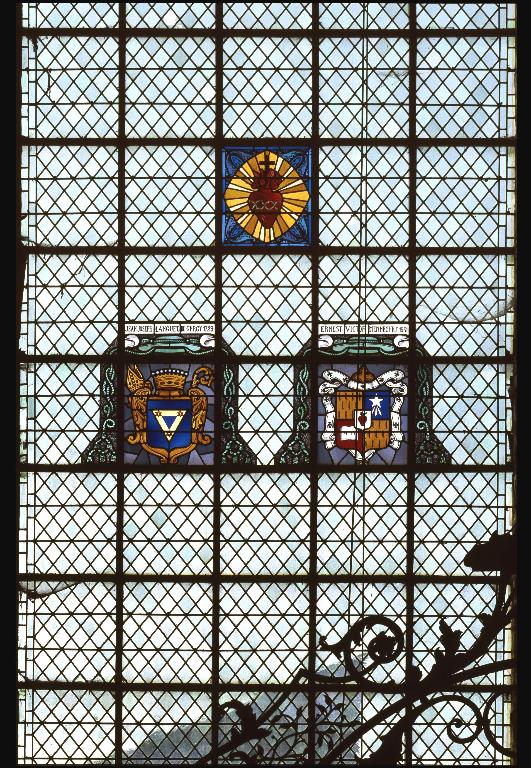 Verrière figurée géométrique (verrière héraldique) : armoiries épiscopales de Monseigneur Languet de Gergy et de Monseigneur Mennechet (baie 60)