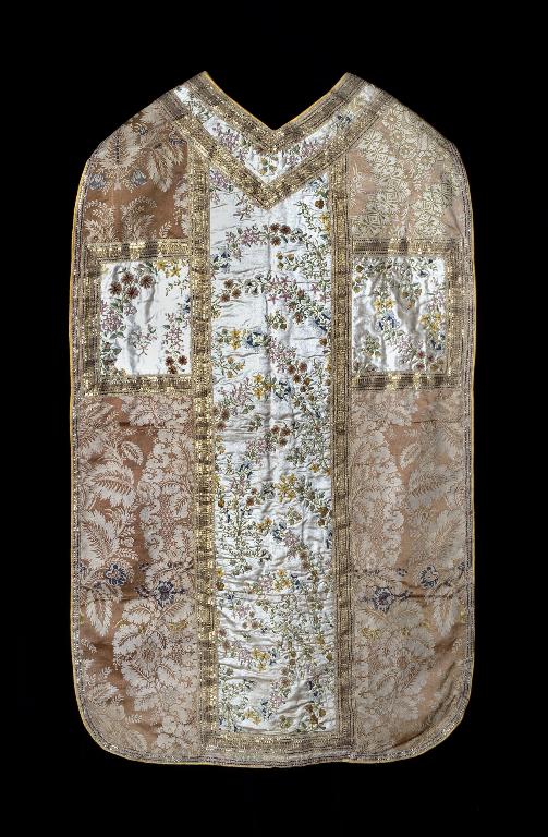 Chasuble d'un ornement polychrome