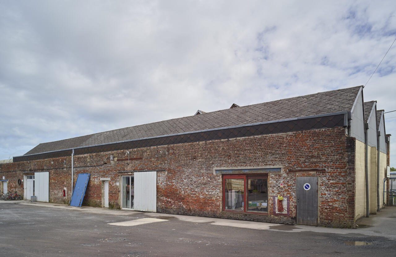 Filature et tissage de laine peignée Théophile Legrand, puis Les fils de Théophile Legrand, puis tissage et usine de construction mécanique Adrien Legrand & Cie, actuellement entrepôt industriel de la communauté d'Emmaüs