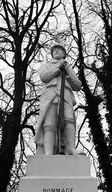Statue (figure colossale) : Poilu appuyé sur son fusil