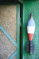 Entrée de l'atelier : obus de mortier de la Seconde Guerre mondiale peint aux couleurs tricolores.