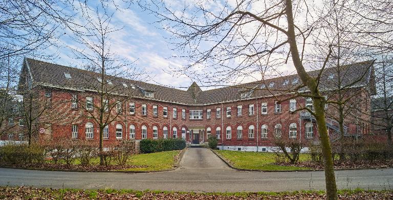 Ancien asile d'aliénés, puis hôpital psychiatrique, puis centre hospitalier spécialisé (CHS), dit établissement public de santé mentale des Flandres