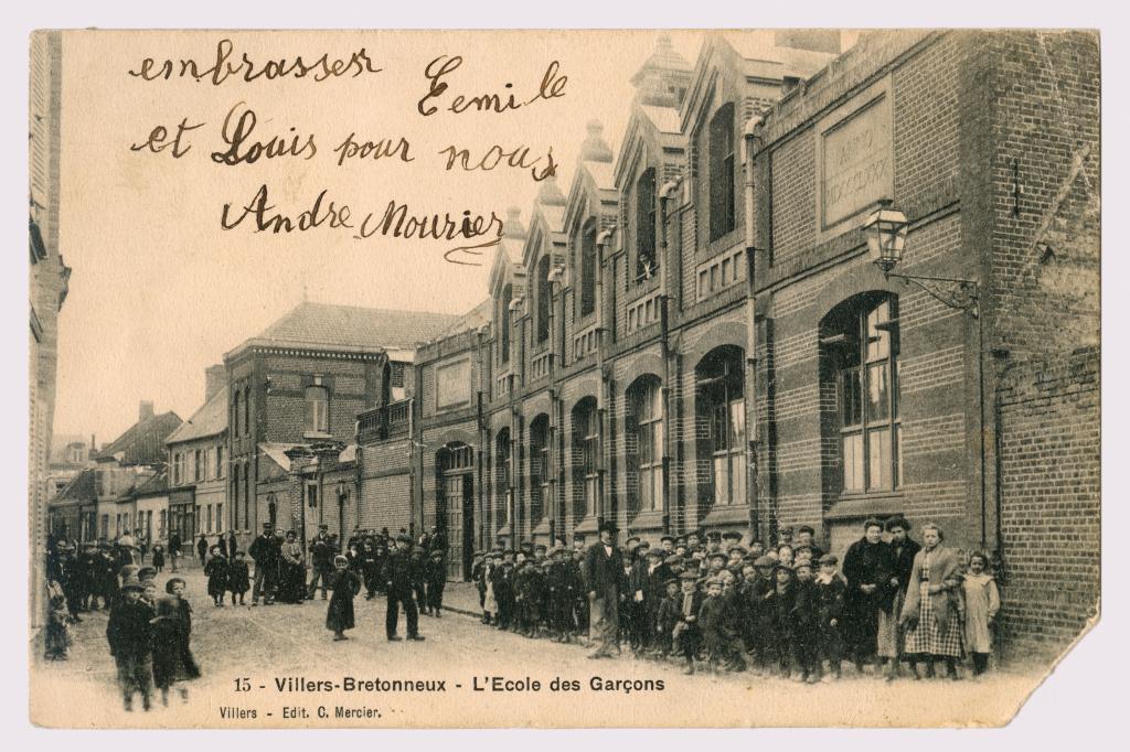 Ancienne école de garçons de Villers-Bretonneux (actuelle école primaire Victoria et musée franco-australien).