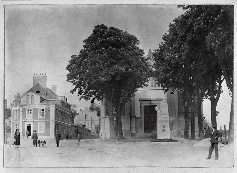 Photographie albuminée : Vue du palais de justice avec le monument aux morts de 1914-1918 et le bâtiment du Démocrate