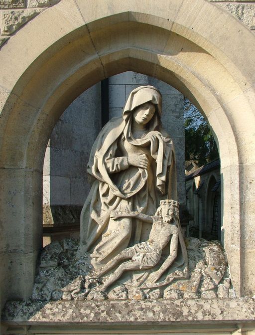 Le décor sculpté de la clôture de l'enclos funéraire de la famille de Berny : Calvaire, la Vierge de Pitié
