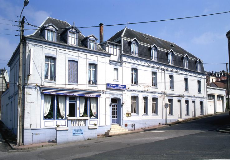 Hôtel Victor-Hugo (ancien café des Artistes, puis des Familles, devenu Hôtel des Familles ou Hôtel Malvina)
