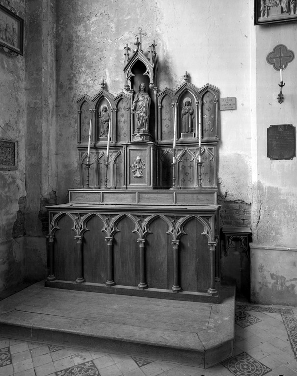 Ensemble de 2 autels, 2 tabernacles, 2 retables, 2 statues (2 autels secondaires néo-gothiques)