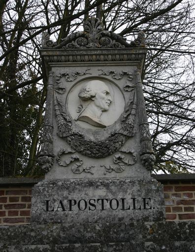 Monument sépulcral du chimiste Léonce Lapostolle (ancien enclos funéraire)