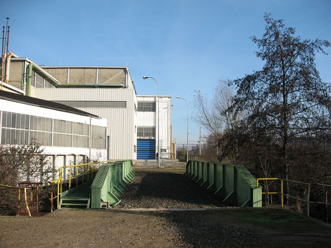 Ancien moulin à blé Daden, puis usine de papeterie, puis usine métallurgique dite Forges et Fonderie de Montataire, puis Usinor, puis Sollac, puis Arcelor, puis Arcelor-Mittal-Montataire