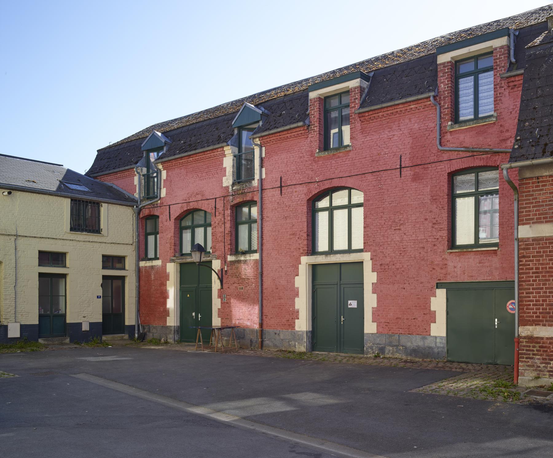 Ancienne caserne de cavalerie, puis gendarmerie, actuellement immeuble à logements