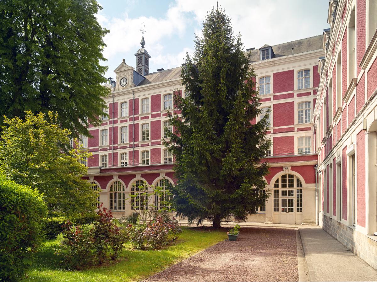 Aile de l'Horloge du lycée et ses extensions.