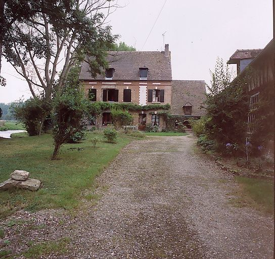 Ancien moulin à farine de Bonnières, puis usine de roulements Burnouf, puis Renard, puis scierie Vandeputte, devenu maison