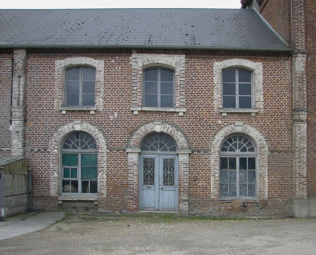 Ancien moulin à foulon et moulin à huile Ducarroy, puis moulin à farine Adam, devenu minoterie et usine de tabletterie Lanquepin, puis minoterie Mahieu, puis Coopérative agricole de Rochy-Condé