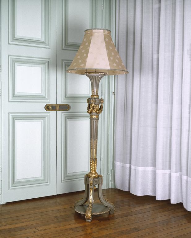 Guéridon porte-luminaire, de style Louis XVI