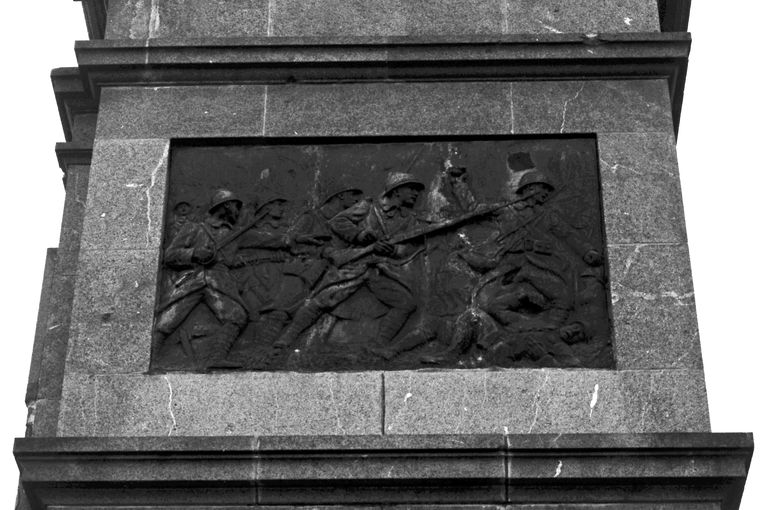 Ensemble de deux bas-reliefs : La Tranchée et l'Assaut