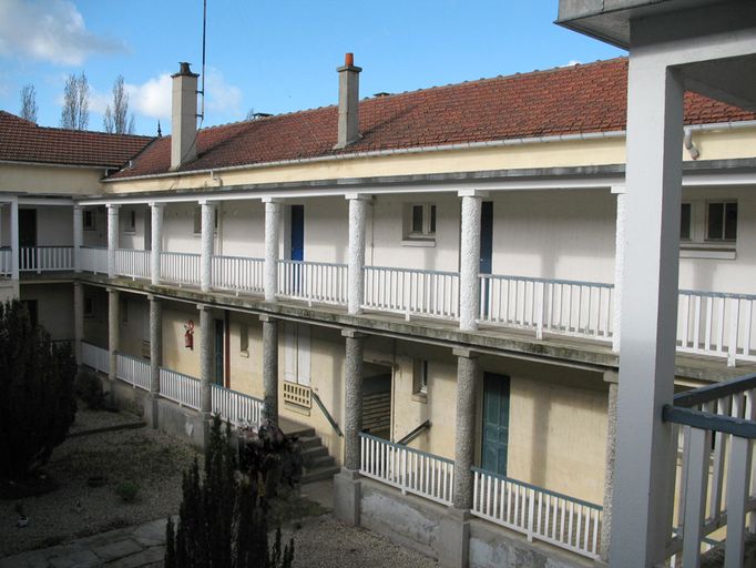 Ancien foyer logement des ouvriers célibataires des établissements Kuhlmann à Villers-Saint-Paul