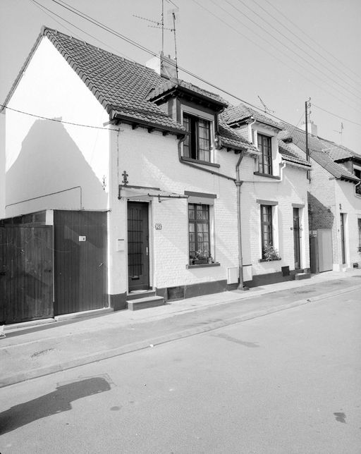 Ancien établissement thermal des eaux minérales du Petit-Saint-Jean, devenu filature de laine Gamand frères, puis Charles Gamand et fils, Gamand-Caziez et Cie, puis René Dewas-Requillart, puis tissage du Petit-Saint-Jean