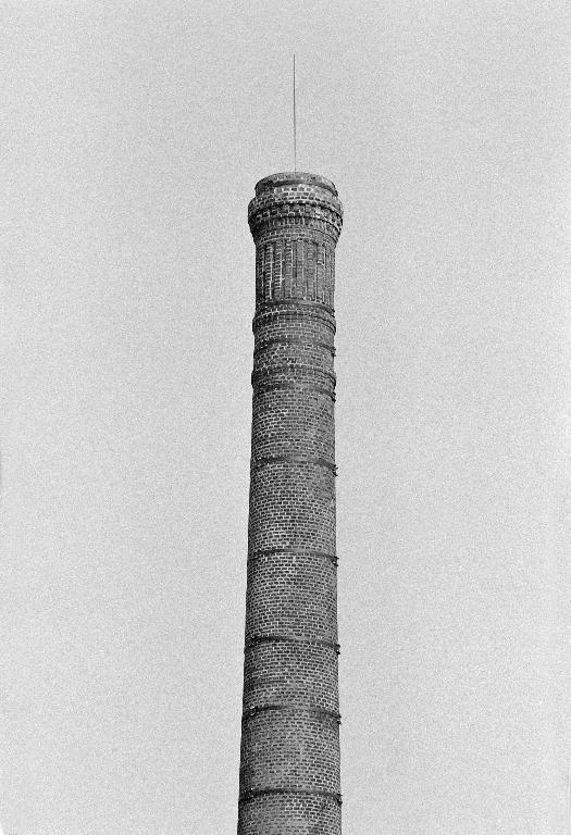 Ancienne filature Vve Dieu, puis carderie-filature Galland, puis tissage Bloch Meyer et Cie, puis filatures de Daours, devenues usine de roulements Rouca, puis usine de construction électrique Sté SCRM