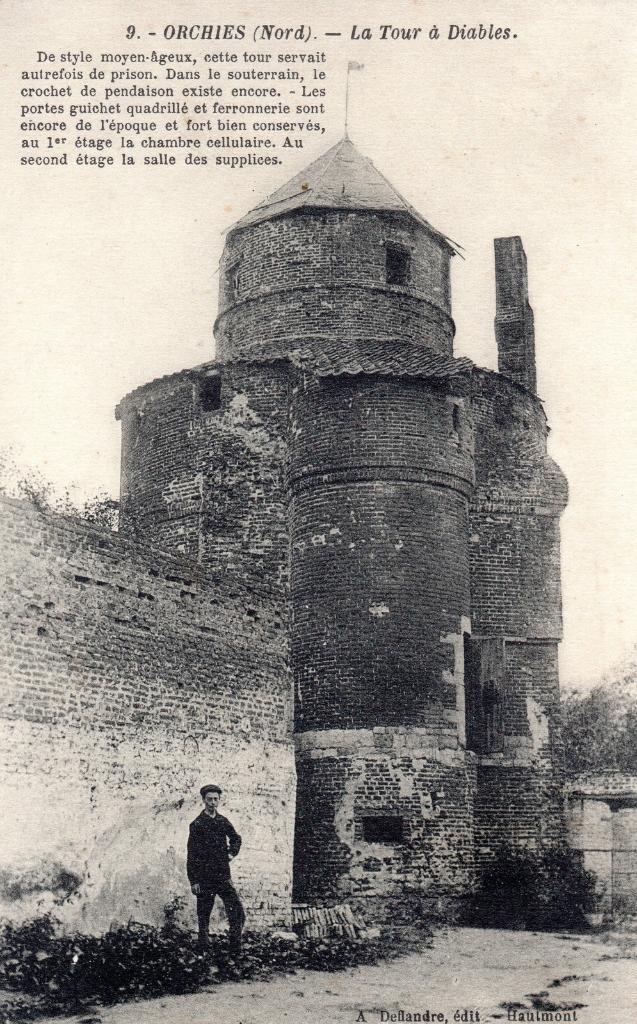 La tour à Diable ainsi qu'une partie de l'enceinte, avant la Première Guerre mondiale. (Carte postale A. Deflandre, édit. Haumont) (Coll. part.)