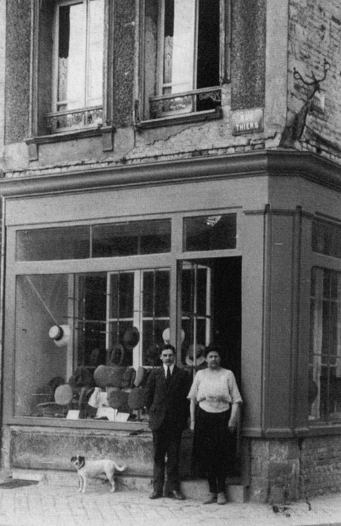 Maison à boutique à pignon sur rue