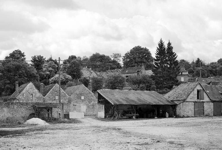 L'ancien château de Puiseux-en-Retz (vestiges), actuellement ferme, maisons, mairie-école