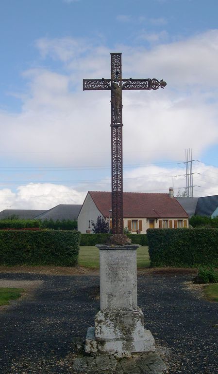Croix du cimetière de Poulainville