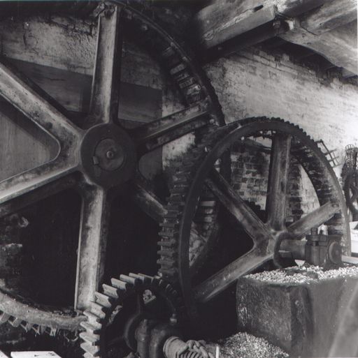 Ancien moulin à farine de Bonnières, puis usine de roulements Burnouf, puis Renard, puis scierie Vandeputte, devenu maison