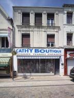 Maison à boutique à pignon sur rue