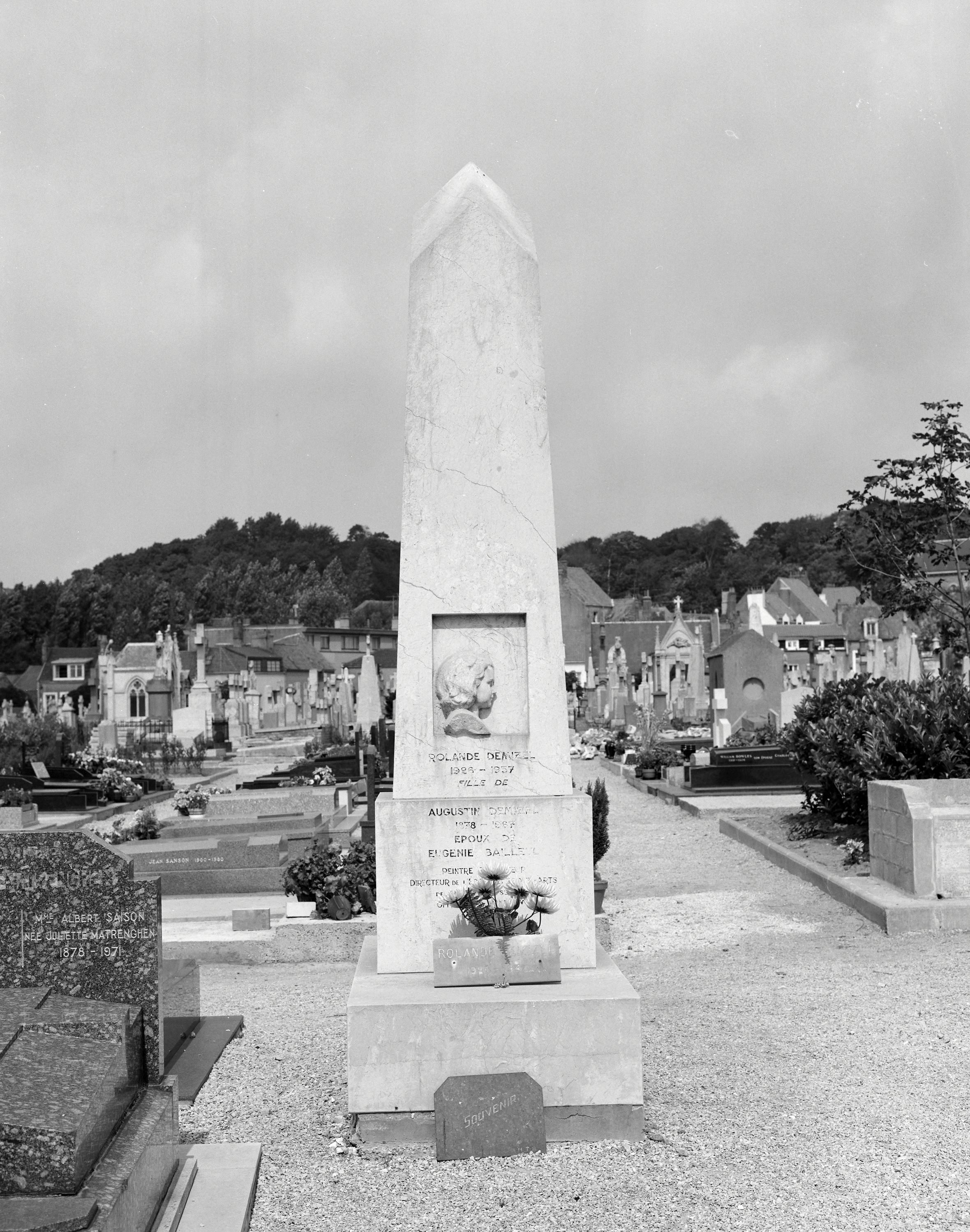 Ensemble de trois tombeaux : famille Demizel, Émile Lemaître et famille Mathieu (père-fils)