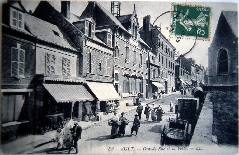 La Grande-Rue et la poste, carte postale, 1er quart 20e siècle (coll. part.).