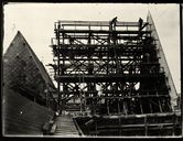 Construction de la charpente du bras nord du grand transept (photographie de la première moitié des années trente).