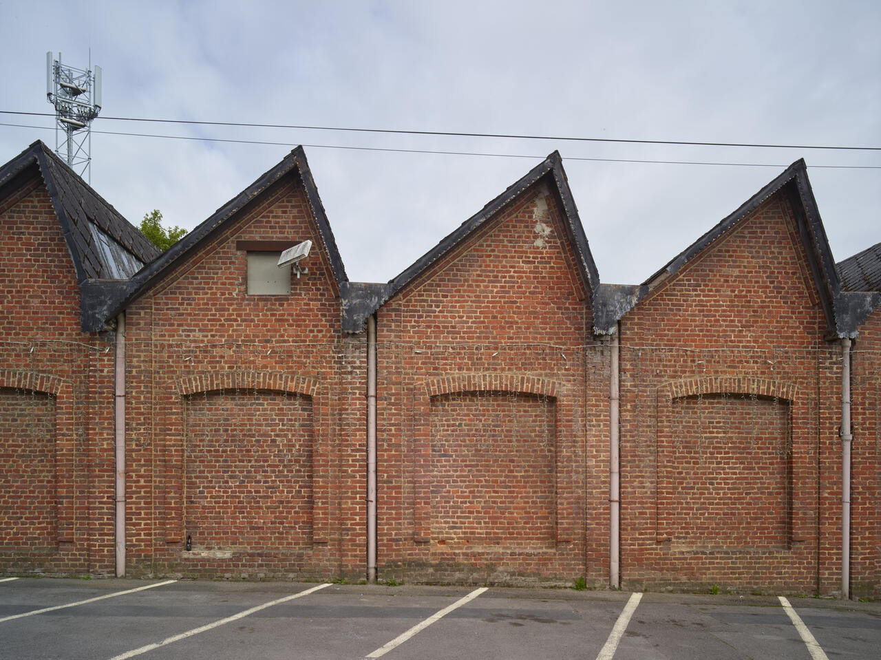 Filature et tissage de laine peignée Théophile Legrand, puis Les fils de Théophile Legrand, puis tissage et usine de construction mécanique Adrien Legrand & Cie, actuellement entrepôt industriel de la communauté d'Emmaüs