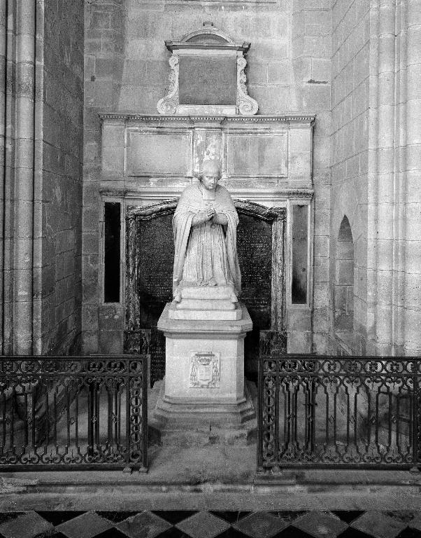 Monument funéraire (priant) de Monseigneur Jules-François de Simony