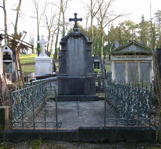Tombeau (stèle funéraire) de la famille Vasselle-Hénin