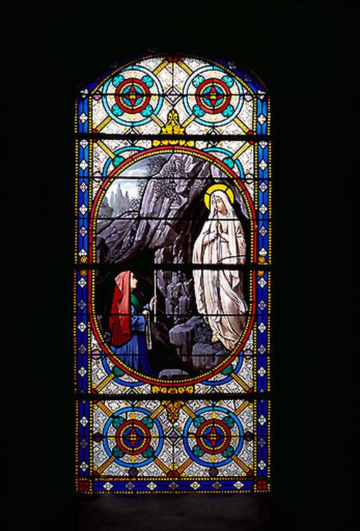 Ensemble de deux verrières : Apparition de la Vierge à Bernadette Soubirous, Saint Michel terrassant le démon (baies 3, 6)