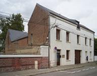 Ancienne ferme à cour fermée, actuellement immeuble de bureaux