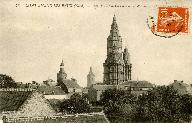 Vue des toits de la ville depuis la rue du Bruille (?) ; clochers de l'ancien échevinage, de la tour abbatiale et de l'église paroissiale Saint-Martin (carte postale sans date (Médiathèque Saint-Amand-les-Eaux).