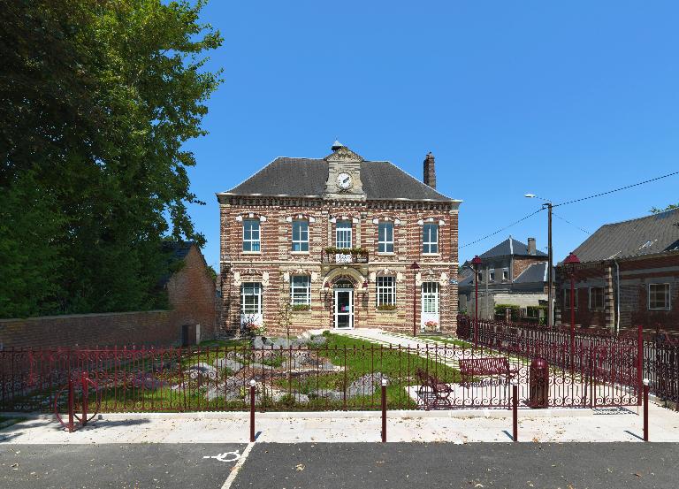 Mairie de Tully (ancienne école primaire mixte et mairie)