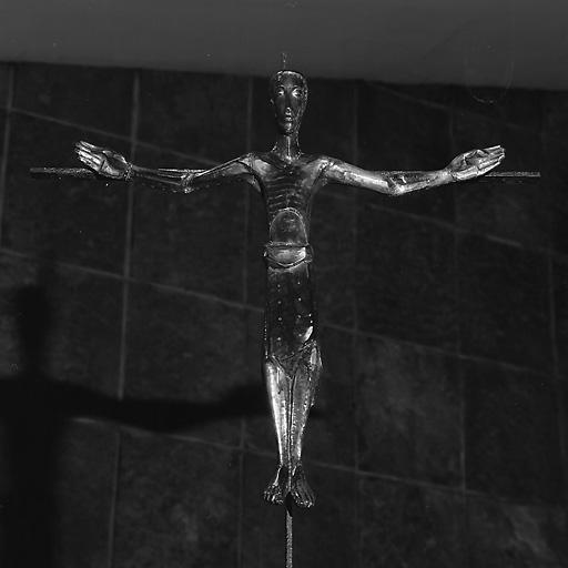 Deux croix (statuette, demi nature) : Christ en croix.