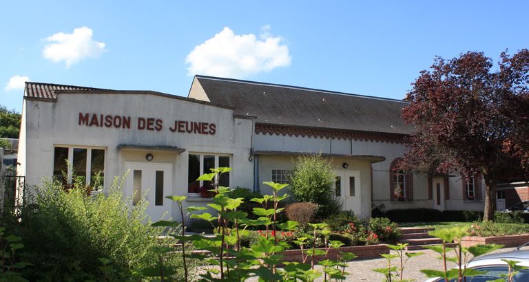 Ancienne école primaire mixte, puis école primaire de filles, devenue salle des fêtes de Ville-le-Marclet