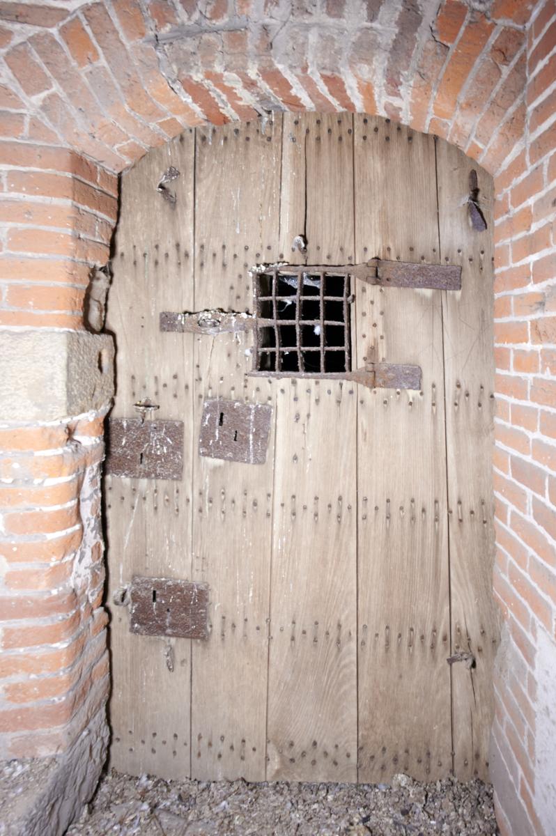 Niveau principal (R+1). Vue de la porte d'accès à la salle depuis la tour d'escalier. Porte à guichet.