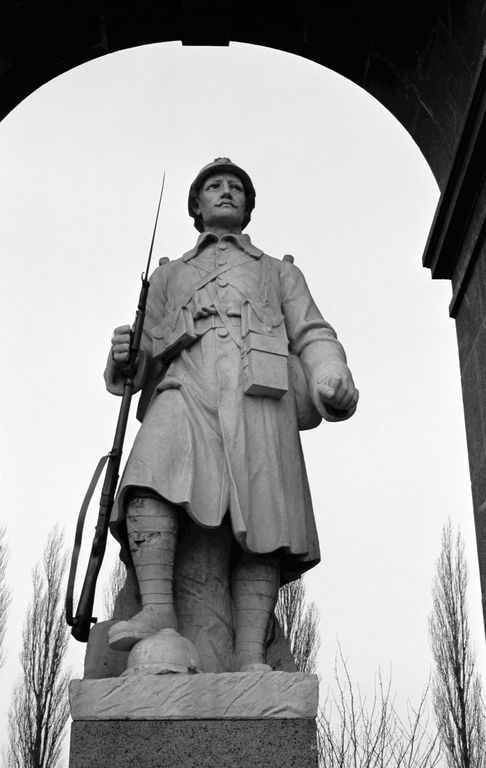Statue (figure colossale) : Poilu écrasant le casque allemand