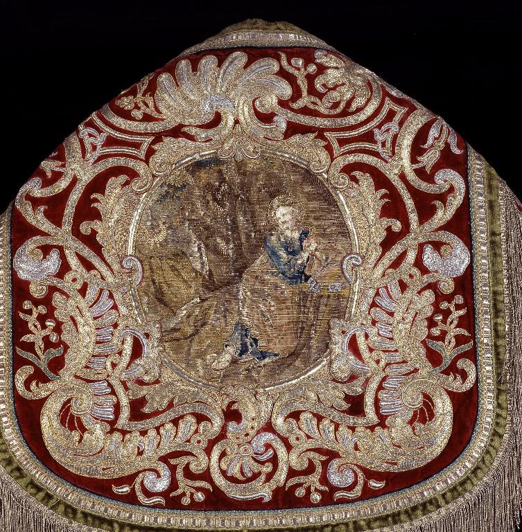 Ensemble de l'ornement rouge de saint Pierre (trois chapes, une chasuble et une paire de dalmatiques)