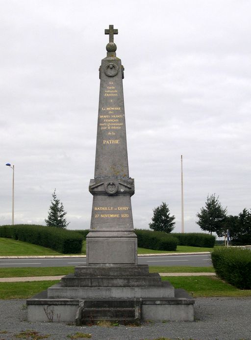 Monument aux morts de la Guerre de 1870, monument à la mémoire des anciens combattants du 56e R.I. (juin 1940) et monument à la mémoire des combattants de la 7e division d'infanterie coloniale (1939-1946) à Dury