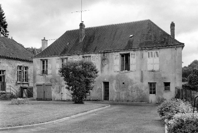 L'ancien château de Puiseux-en-Retz (vestiges), actuellement ferme, maisons, mairie-école