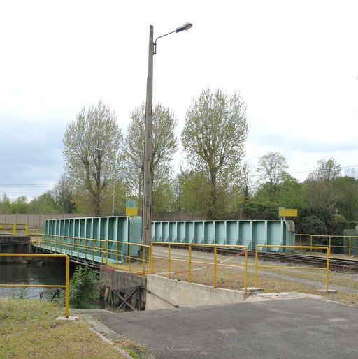 Ancien moulin à blé Daden, puis usine de papeterie, puis usine métallurgique dite Forges et Fonderie de Montataire, puis Usinor, puis Sollac, puis Arcelor, puis Arcelor-Mittal-Montataire