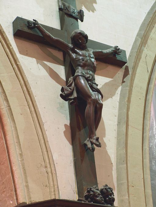 Sculpture : Christ en croix (nef)
