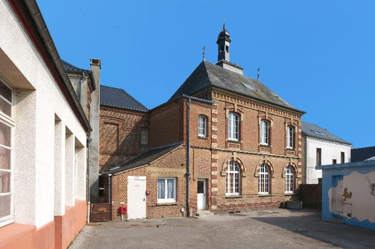 Ancienne école primaire de garçons et mairie du village de Fressenneville, actuellement mairie et bibliothèque