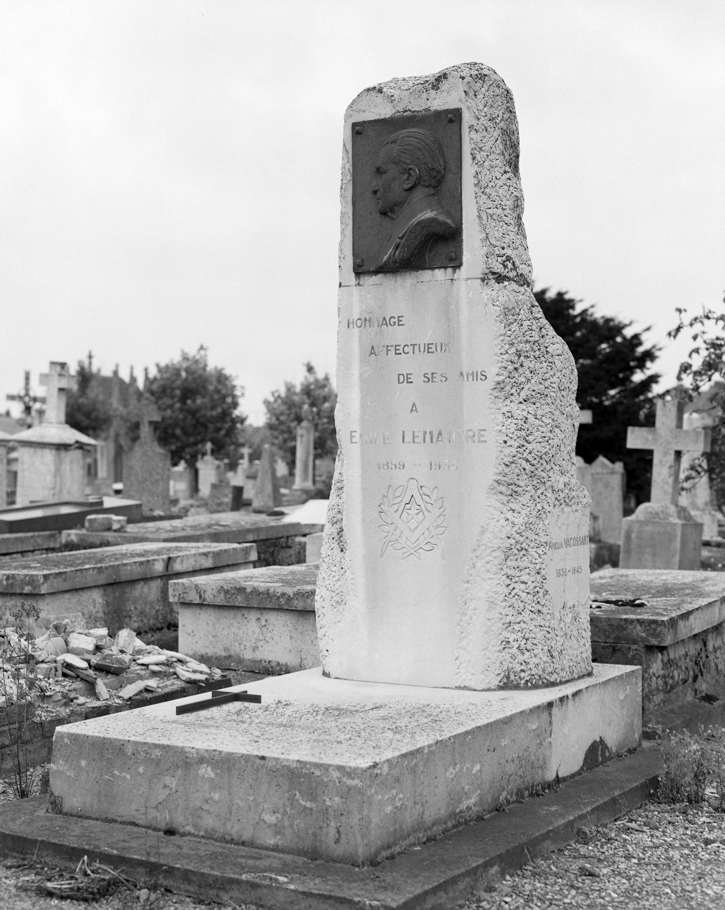 Ensemble de trois tombeaux : famille Demizel, Émile Lemaître et famille Mathieu (père-fils)
